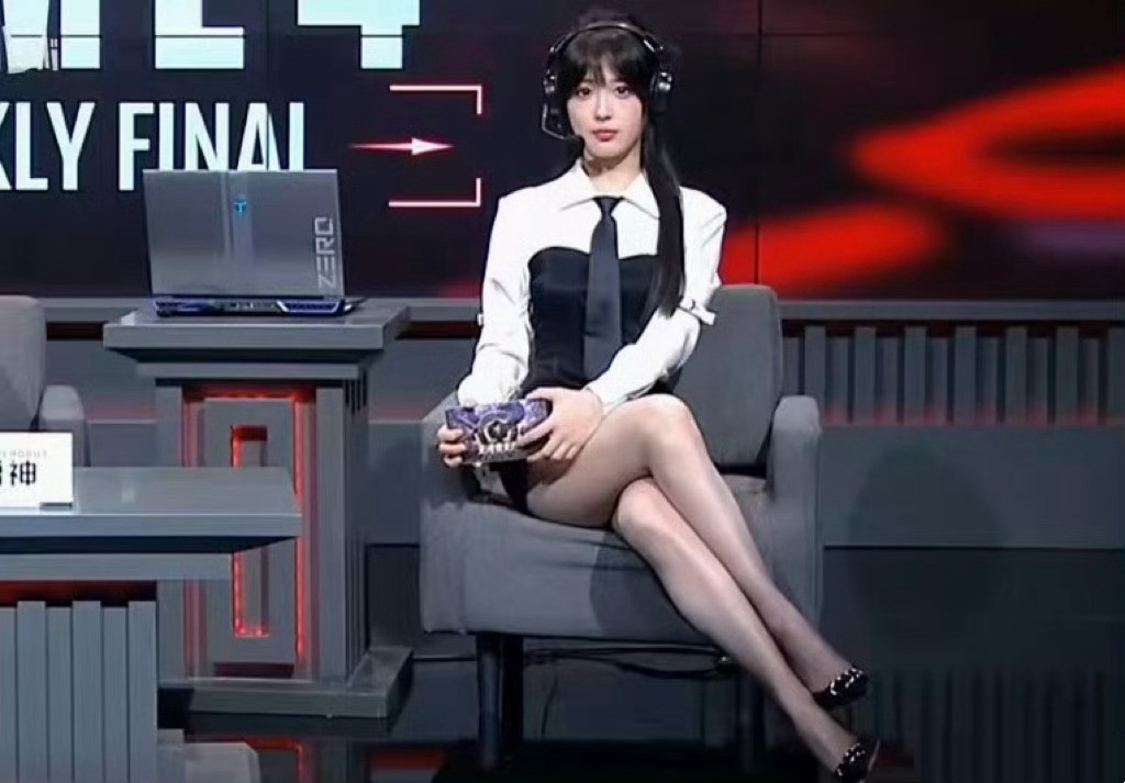 因为觉得女主播身材太好了，所以后期改成了图二