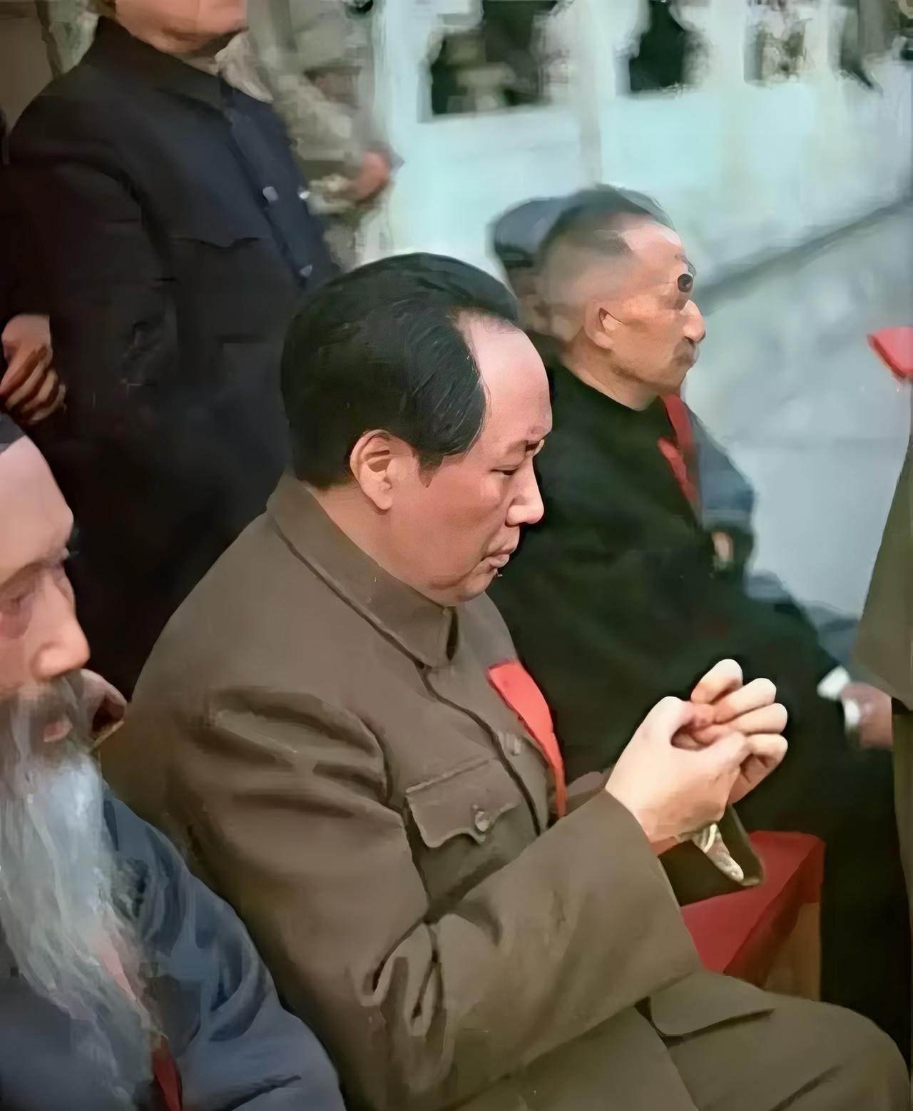 下图是毛泽东在开国大典上的一张抓拍照，照片中的毛泽东正在抠指甲。开国大典这么大的