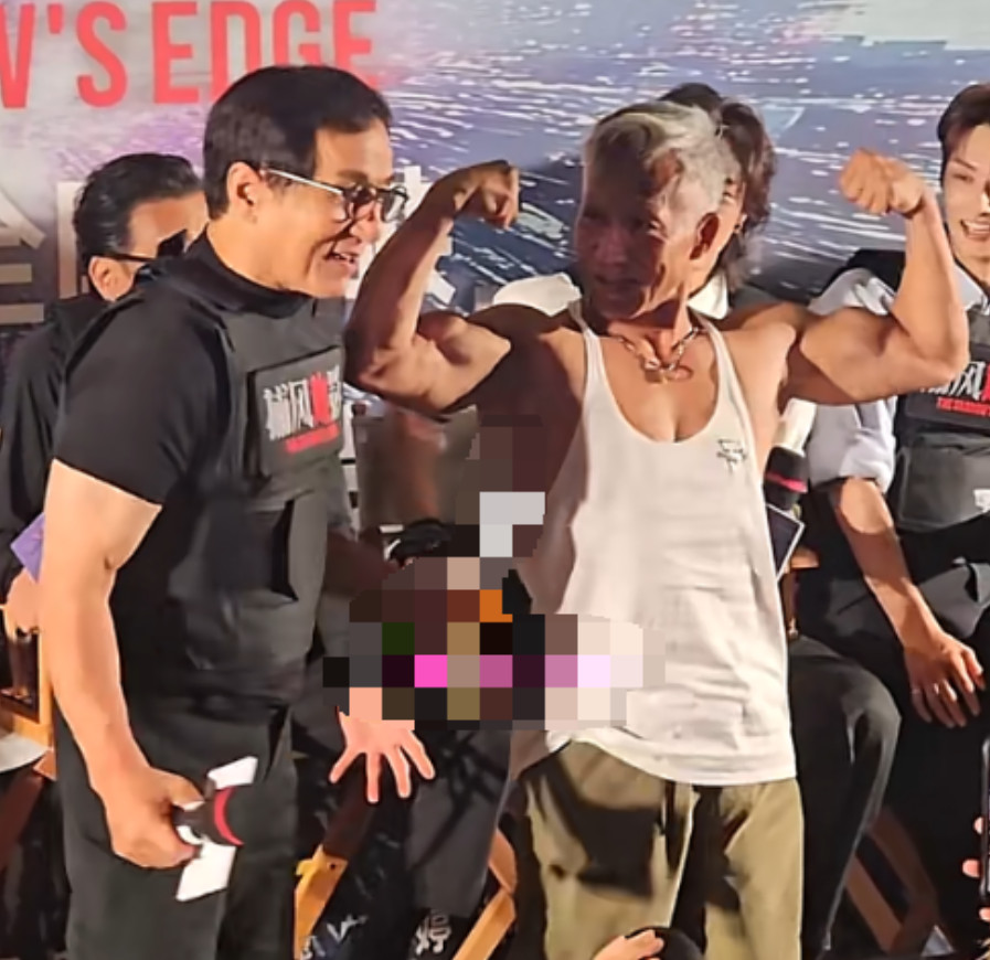 64岁影迷与成龙合照，大秀肌肉，成龙摁都摁不住。在电影《捕风捉影》的首映礼现