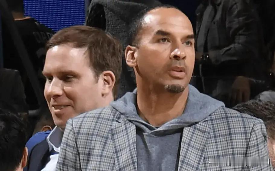 根据ShamsCharania的报道：独行侠老板杜蒙将在今日球队会议上解雇哈里