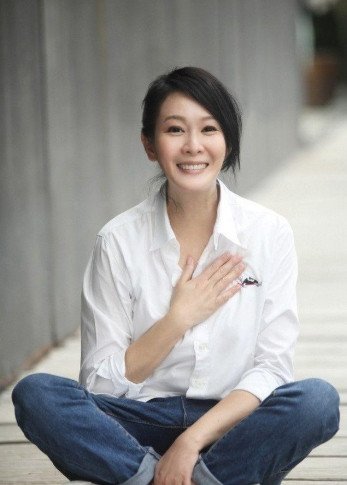 2011年，41岁的刘若英嫁给了身价过亿的钟小江。结婚当晚，刘若英提出了3个正常