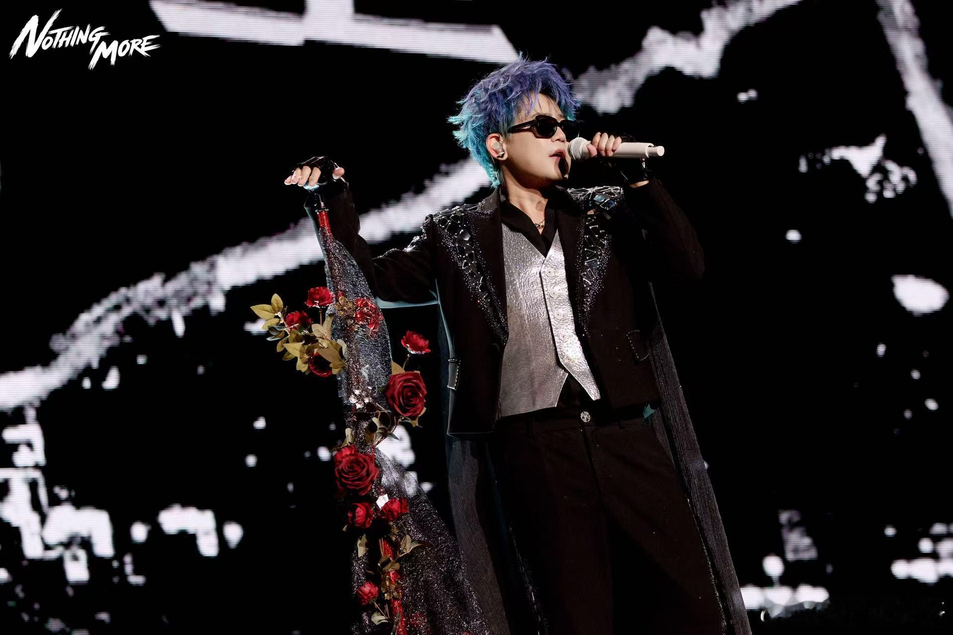 苏醒玫瑰花麦架巡演南京站圆满落幕，全新的造型和道具风格惊喜满分💯。碎钻设计的