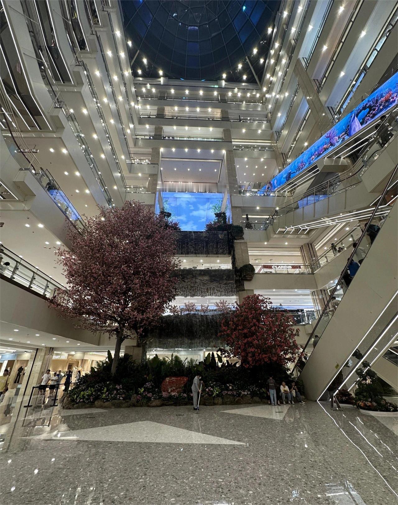 西安赛格商场，真没人了吗？昨天看到有网友发布的西安赛格商场的实况图，人流量的