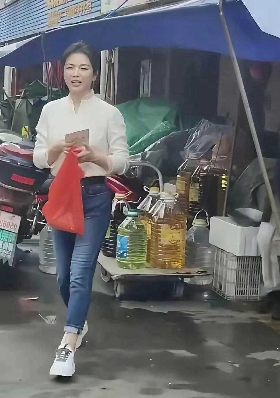近期有不少人刷到刘涛逛菜市场的抓拍照片，忍不住吐槽：这哪里像大明星，看着就是普通