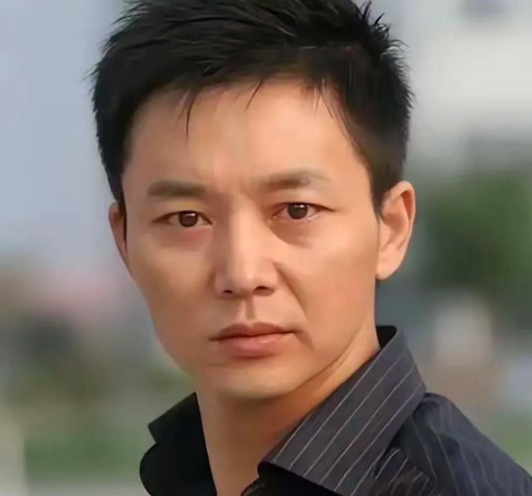 2001年，刘奕君结束剧组拍摄赶回家里，妻子吕梓媛面色冰冷开口：“我们分开吧，