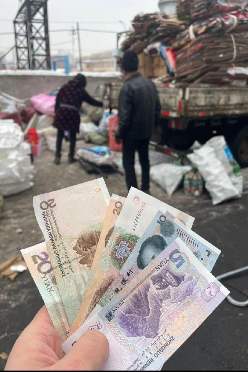 我爸退休金5500，最喜欢的是我从城里给他打包带回家的纸壳子。我爸70多了，自