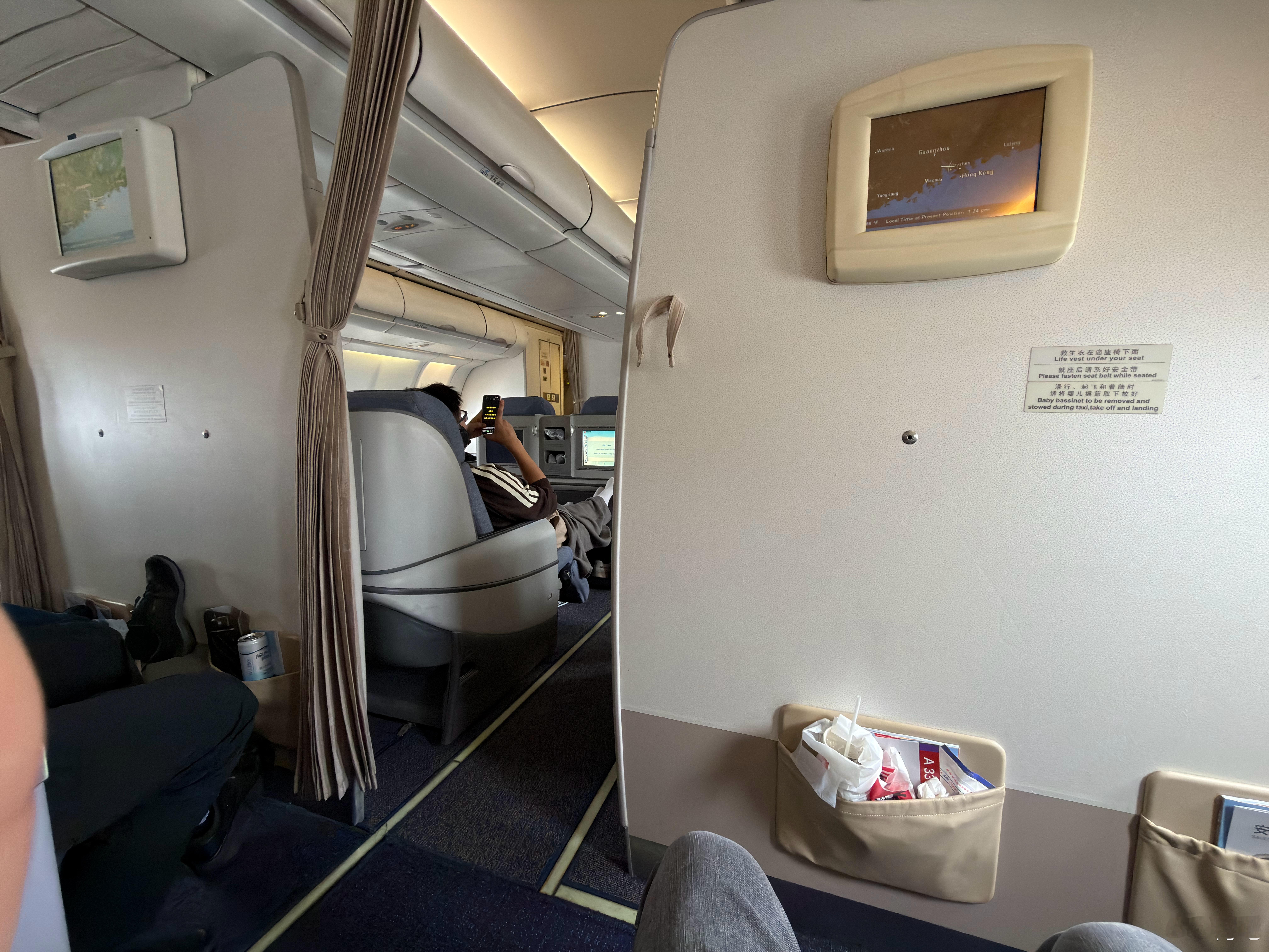 国航和东航、海航对待超卖经济舱的逻辑不一样。国航是在经济舱座位内，按顺序寻找白金