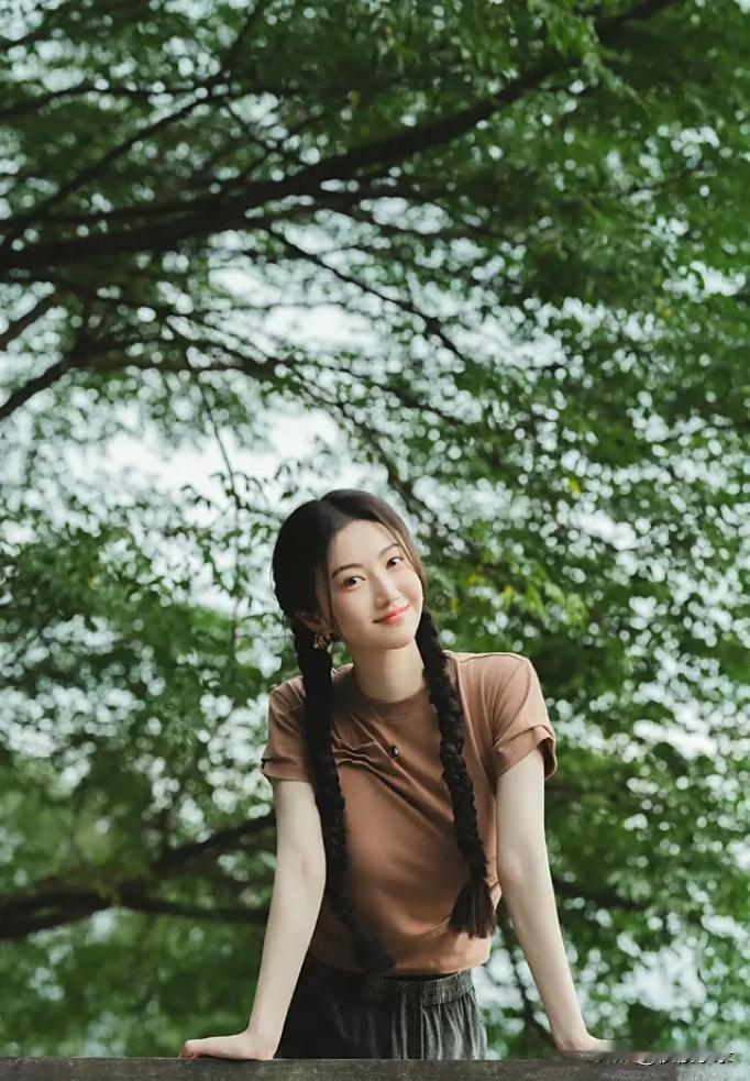 景甜古村镇双麻花辫造型杀疯了！女大穿搭愣是穿出十七八的嫩劲儿，像刚冒头的小春笋似