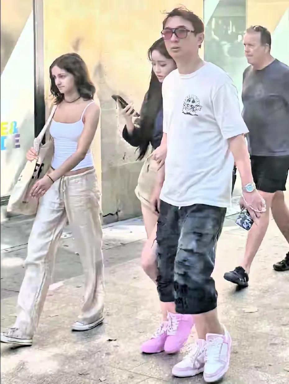 王思聪带女友在法国香舍丽大街散步，两人真的好潇洒，全世界旅游！2025年7月