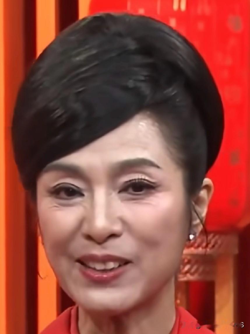米雪姐七十岁牙齿一颗不少，还是年轻时那副标志性的八字形龅牙，太有辨识度了！这哪叫