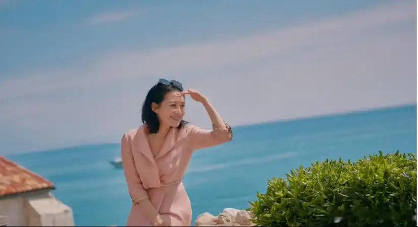 奔六许晴度假照绝了，裹得严实照样赢过25岁小姑娘​​​