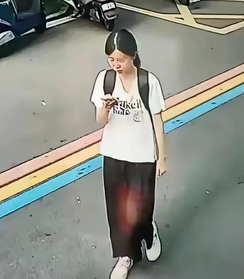 8月10日中午十二点过一点，山里一个薅野韭菜的村民先瞅见崖顶有个包，出山跟救援队