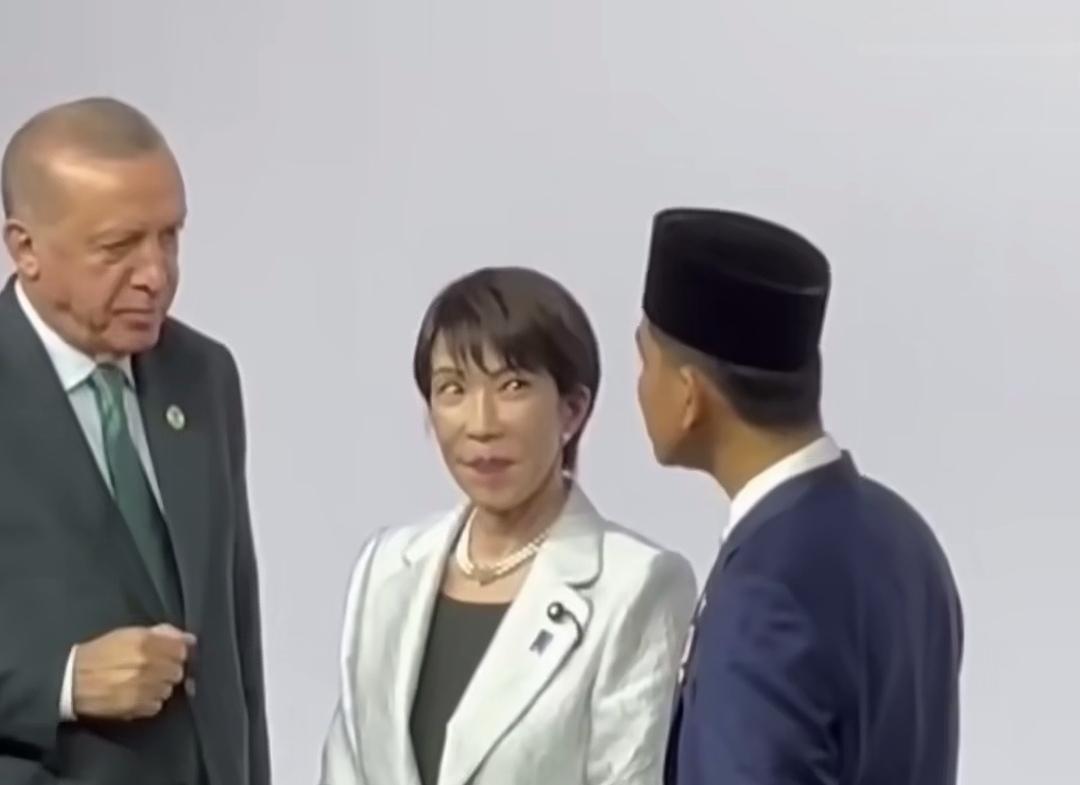 高市早苗“江山易改，本性难移。”无论到哪，什么场合。只要是公的就挤眉弄眼，卖