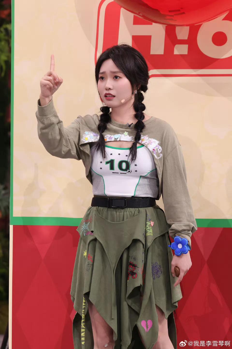 综艺游戏天赋型选手李雪琴扇鸡进框游戏里李雪琴也太厉害了，冷静预判又出手精准，轻