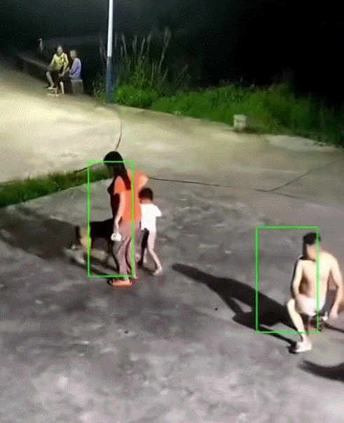 湖南湘潭一男子喂狗时，狗子突然扑向旁边小孩，小孩妈妈急忙拉着孩子躲避，狗主人发现