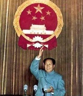 毛主席一生光明磊落，却有三个不为人知的小习惯......第一个，毛主席从不碰软床