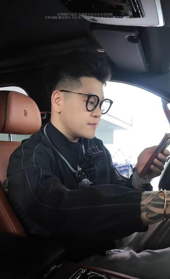 六万粉丝说跑就跑，这比任何声明都诚实。李勒优只留下一句“接受一切事与愿违”，然后搬走了。晋妈在直播里