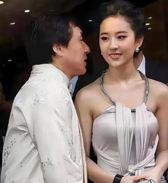 2008年那场晚宴上，成龙在众人注视下，一把将20岁的刘亦菲拽到自个儿腿上坐定，