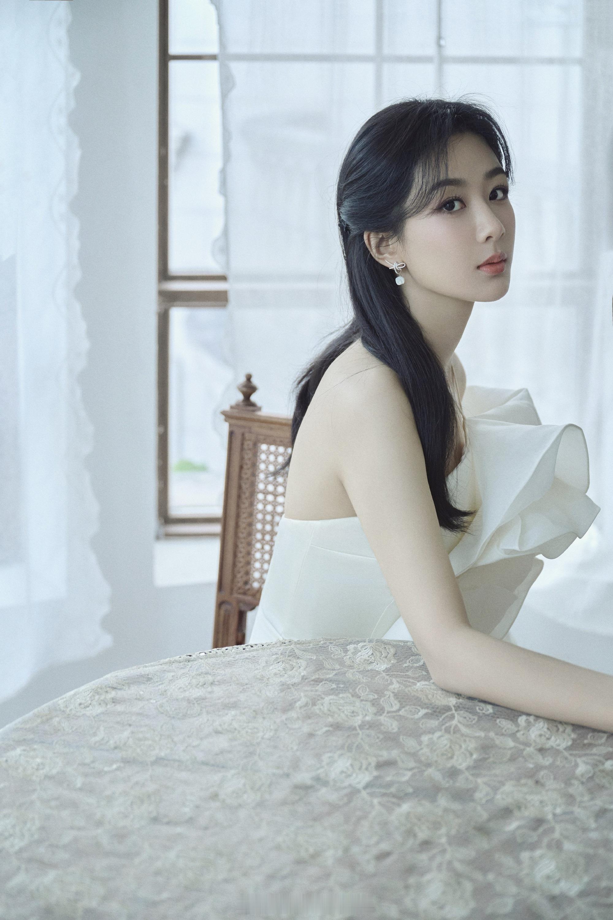 杨紫白色纱裙轻柔摇曳