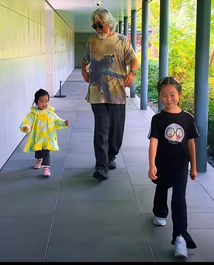 虽然张纪中已经是一个75的老人了，但是年轻爸爸对孩子该负责和该做的事情，他却一样