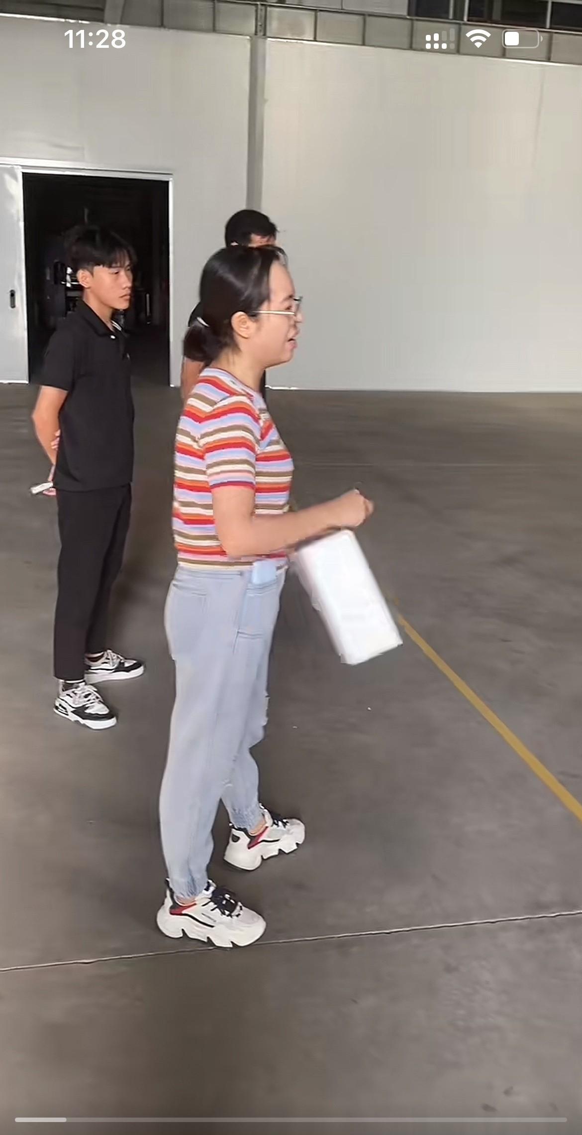 越南工厂每天早上都要开会，拉管理十几二十号工人，每条拉都有一个拉长一个助拉还有一