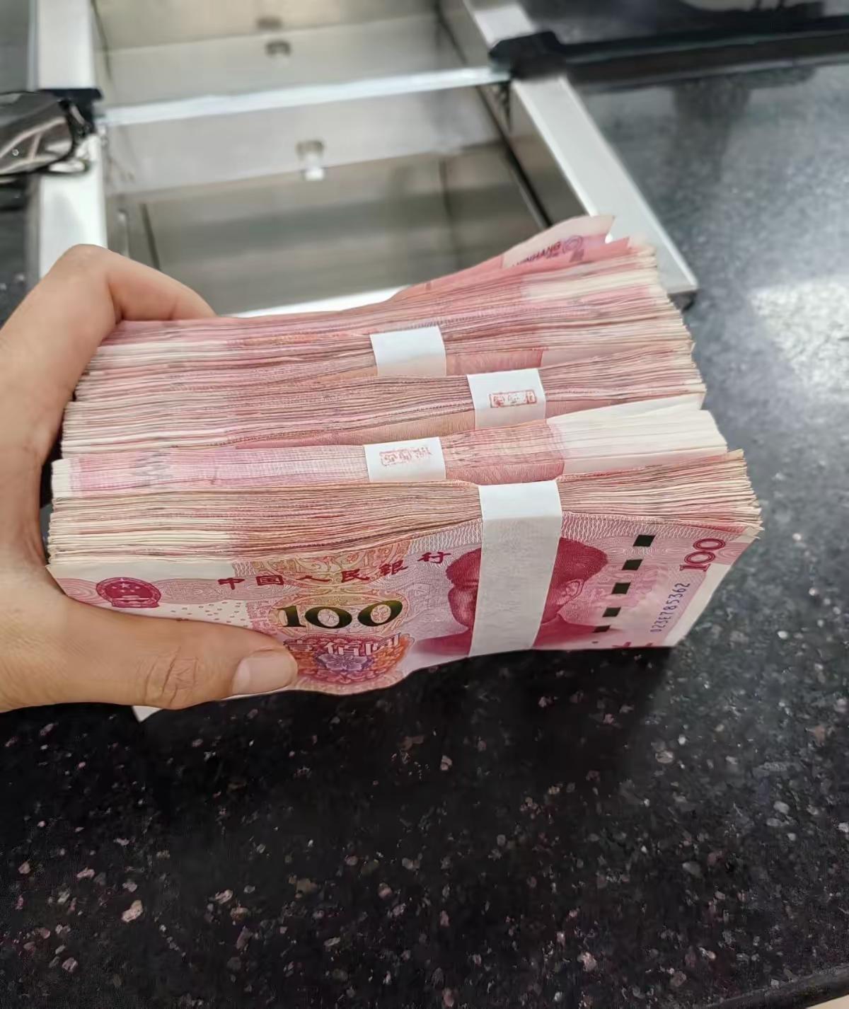 上个月我弟来我家，悄咪咪问我：“姐，你有50万吗？”我说没有。“那30万呢？”也