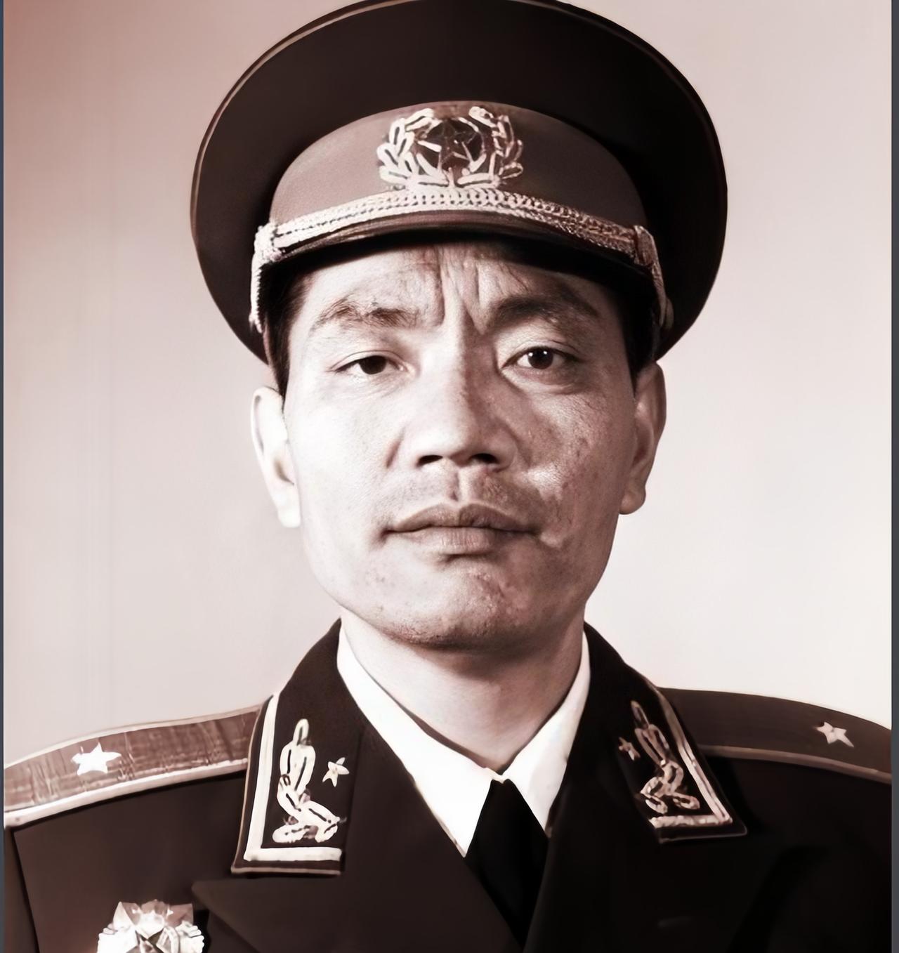 尤太忠回乡见到亲哥讨饭，200元全掏了出来1959年尤太忠回光山老家，村口撞见