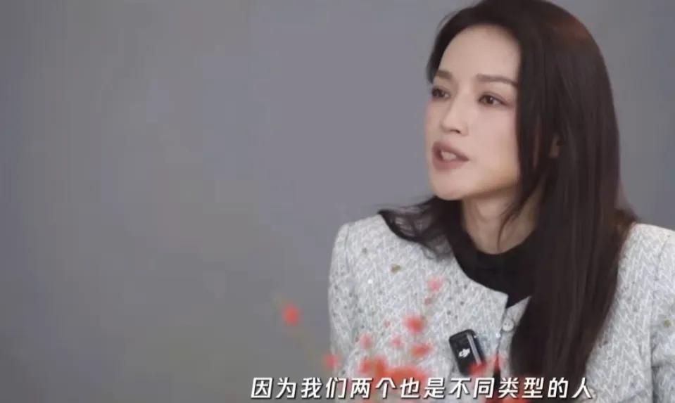 舒淇被问到平时在家的时候会跟先生聊电影吗，舒淇说：“不聊，因为我们两个也是不同类