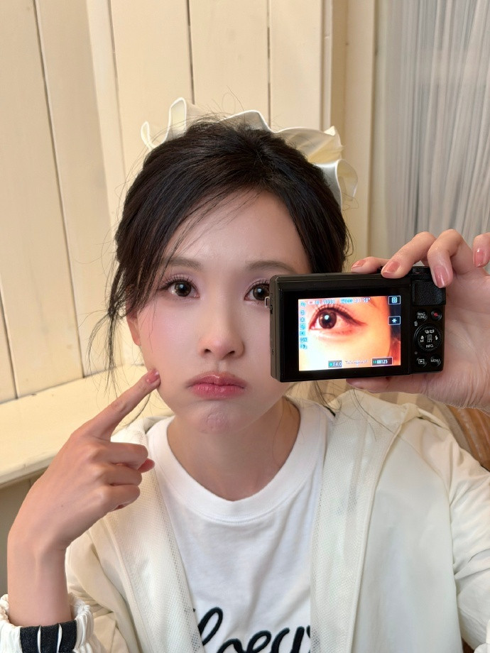 1.陈都灵《翘楚》很快就播了，她这边也是攒足了劲，如果这部播的不错，她后边就更有