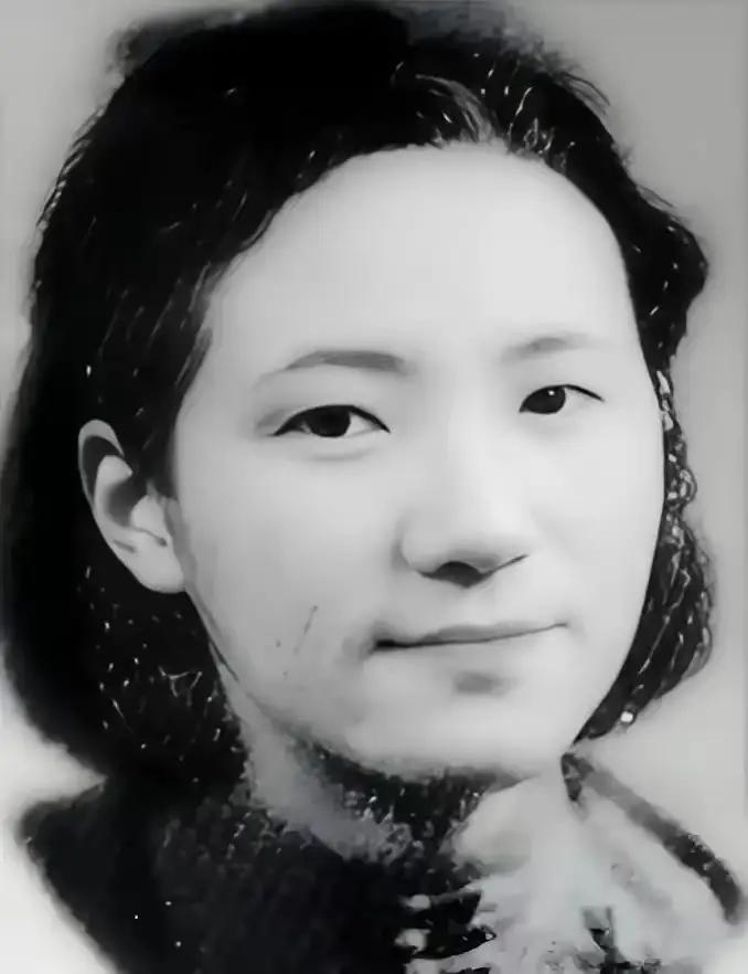 1934年，大婚当日，苏青撞见表嫂坐在丈夫腿上，她选择隐忍并生了5个孩子。有一天