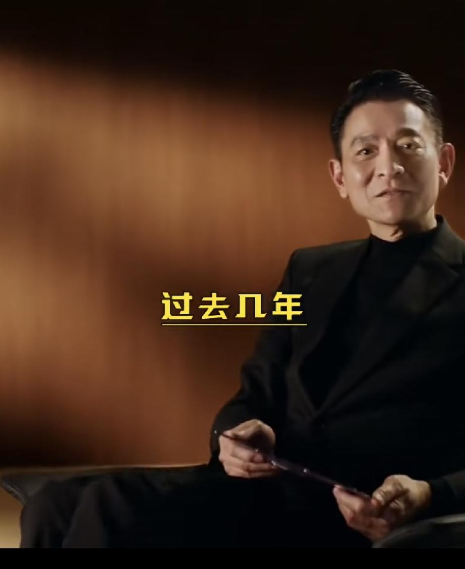 9月2日，刘德华全新的广告大片曝光，65岁的他头发乌黑，穿了一身黑色的中山装，完