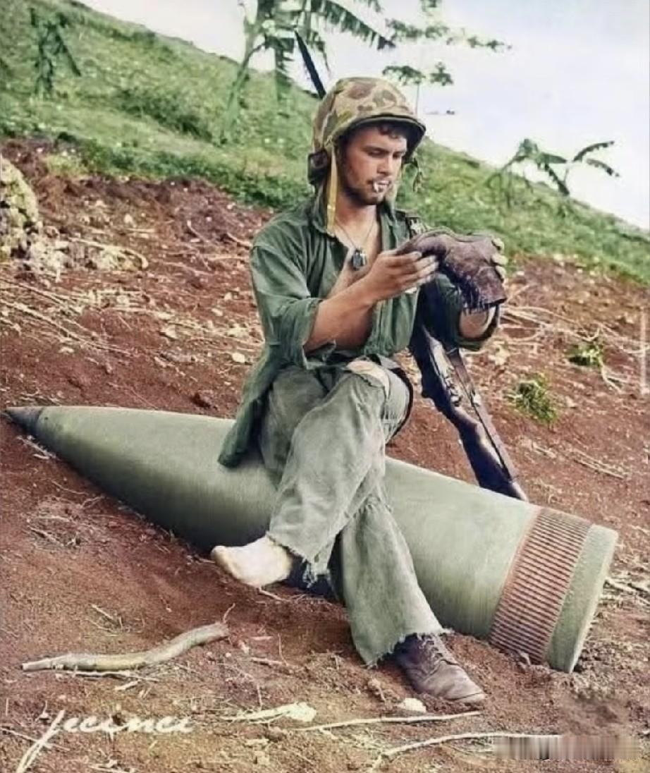 这位士兵勇气可嘉啊，居然坐在一枚重型炮弹上享受阳光。从服装和武器装备上看，这名