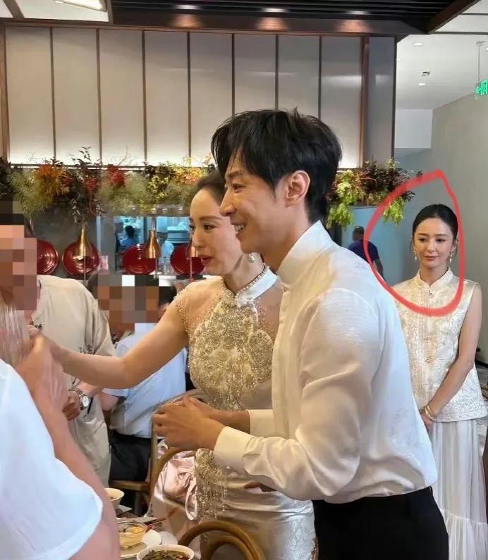 佟丽娅恐怕都不没到吧在董璇婚礼流出的照片，她似乎出神了，或者梦游了，如果转