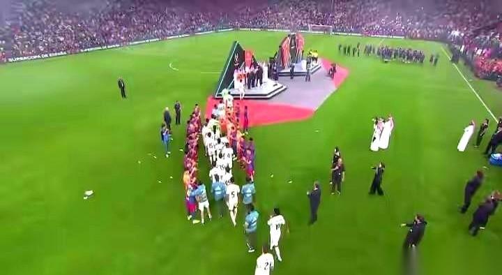 人家巴萨拿冠军奖杯，皇马的球员扭头就走了。连个背影都没留。这一下，全世界的镜