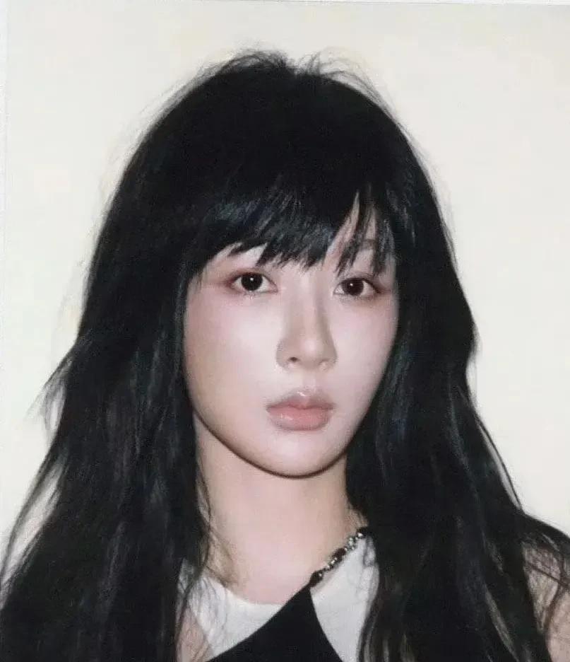 杨紫这组是我见过的女明星撕拉胶片里拍的最丑的[捂脸哭]这真的不是张晚意吗？？