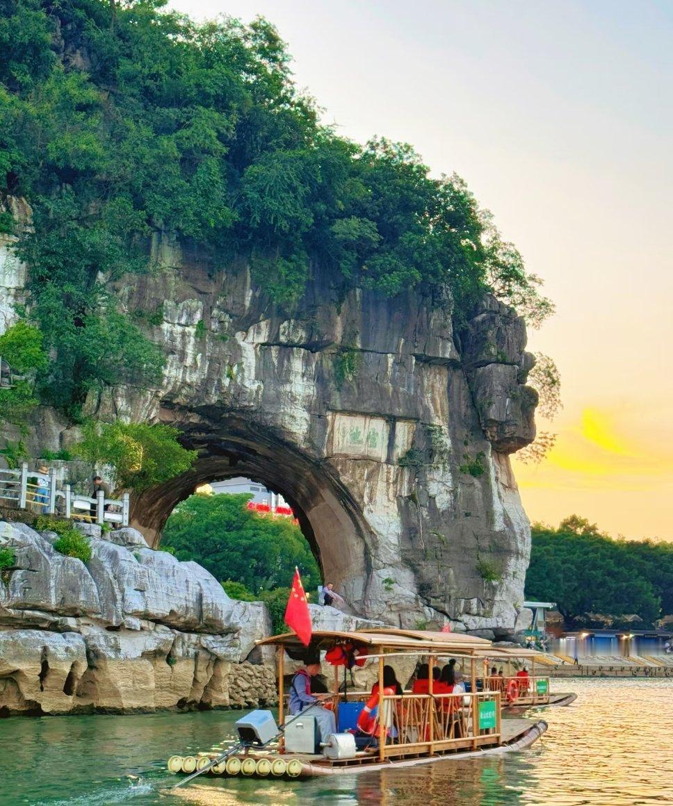 来桂林做自己生活的甲方卸下工作琐碎，奔赴桂林山海。登高揽景，闲居山野，千年风光