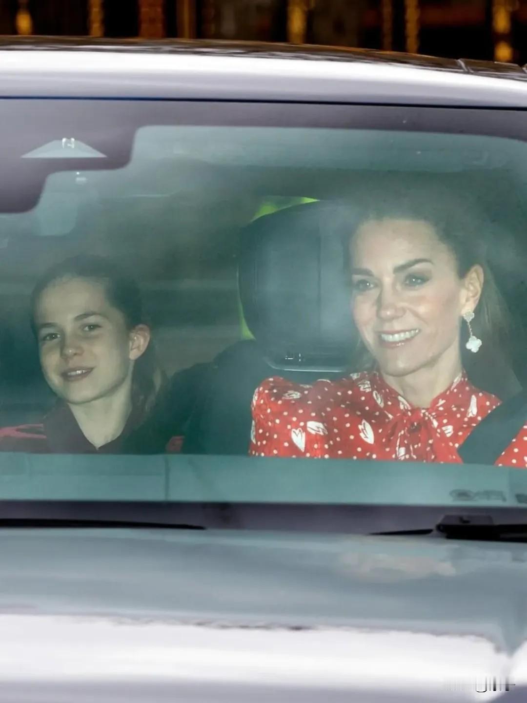 来了，来了，威廉王子和凯特王妃一家五口终于再一次整整齐齐出席查尔斯国王举办的圣诞