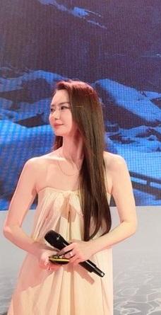 最近戚薇在威尼斯拍摄了一组超美的大片，她这回穿了一件白色的纱裙，凸显出了满满的飘