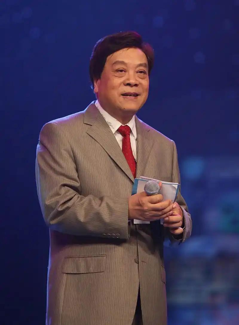 “赵忠祥瞒着妻子与我发生关系多年，并有特殊癖好，令我身心受到严重伤害！”2004