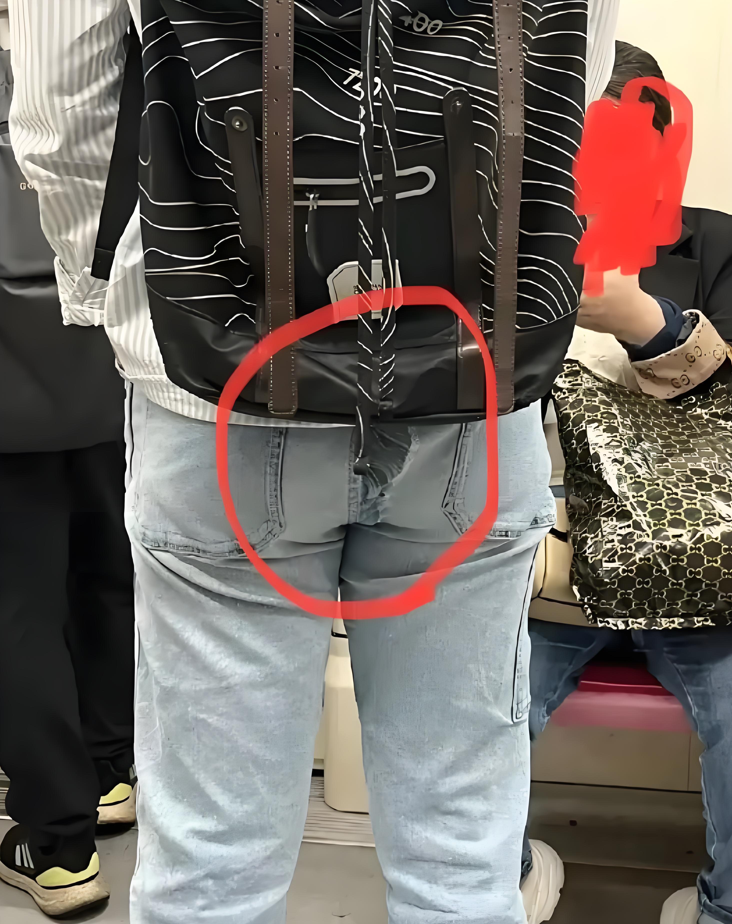 地铁上看看到，我要怎么不着痕迹的提醒他呢？