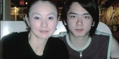 2007年，富豪罗启仁突然返回家中，想给妻子一个惊喜，谁料妻子李赛凤看到他后，并