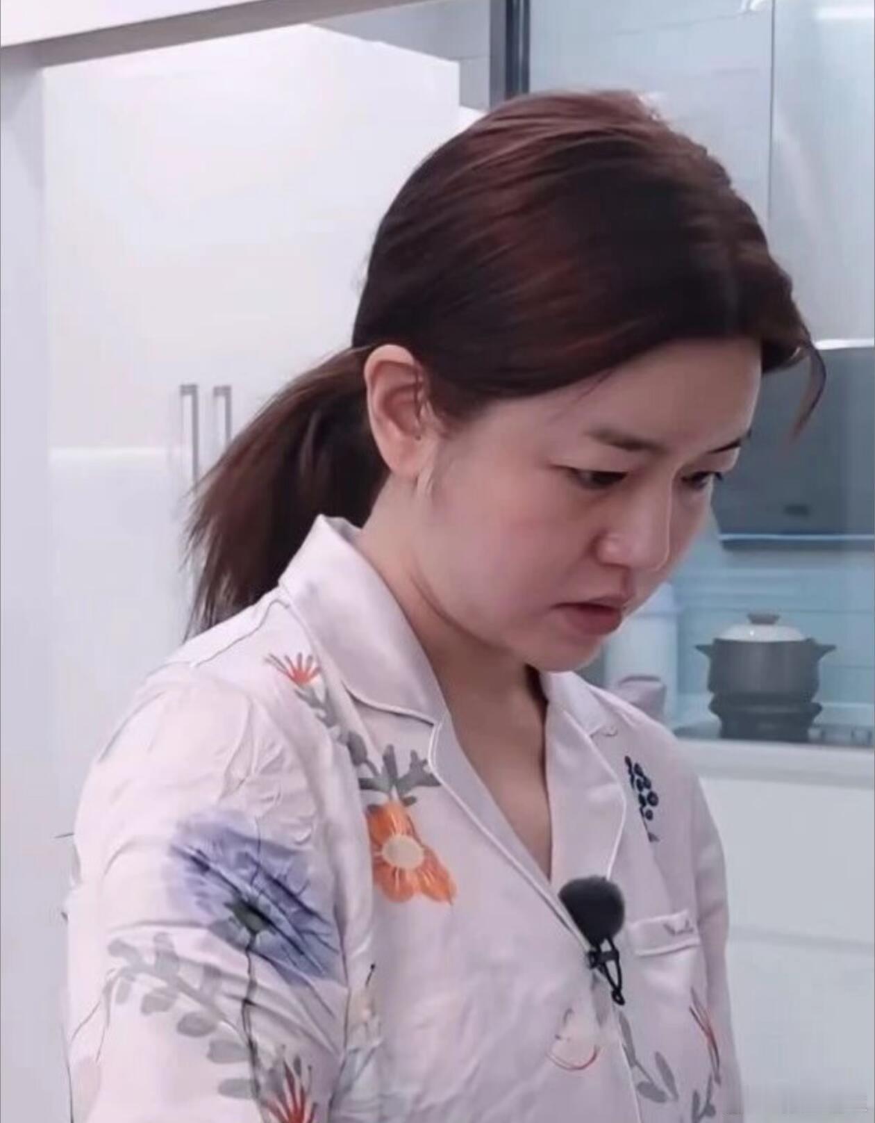 陈妍希的素颜，被喷惨了。她上《我家那闺女》，有一段是全素颜晚间护肤流程，首先她4