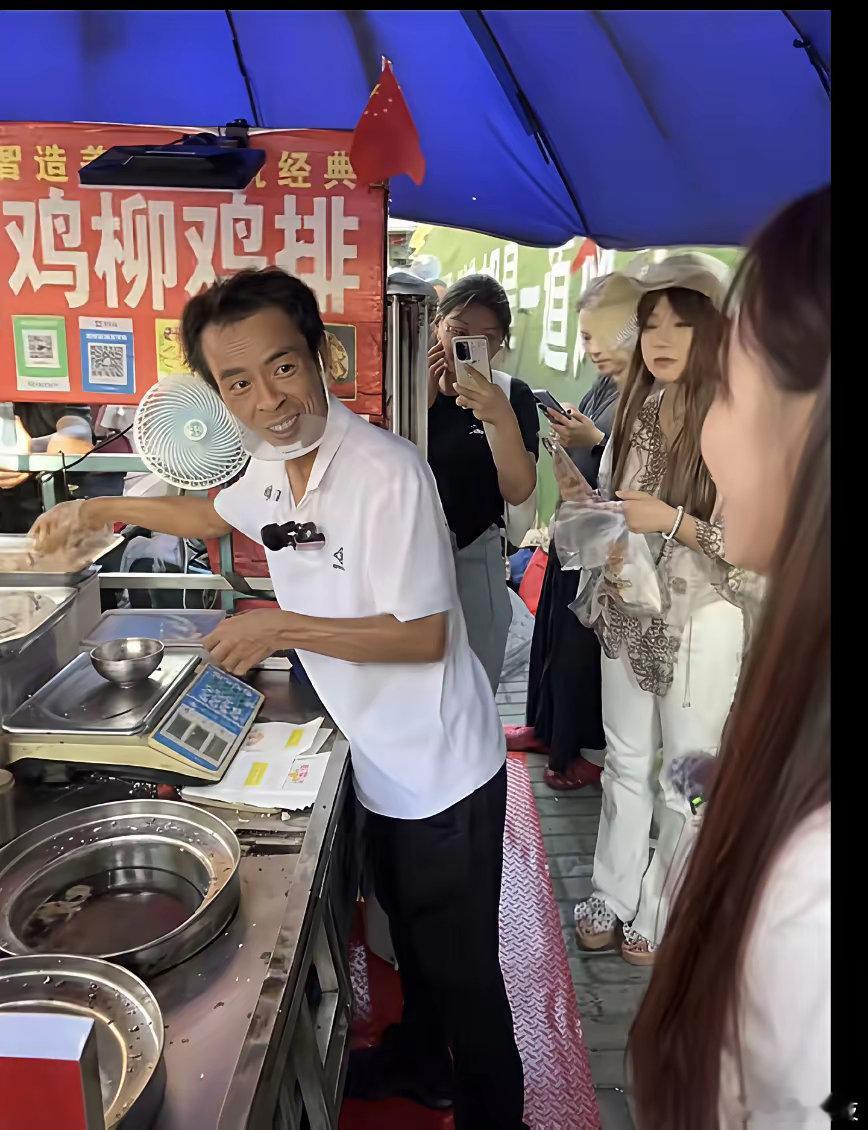 一位韩国的博主，排队3小时才买到“鸡排哥”的鸡排，生意真的是好到爆，一开始聊天聊