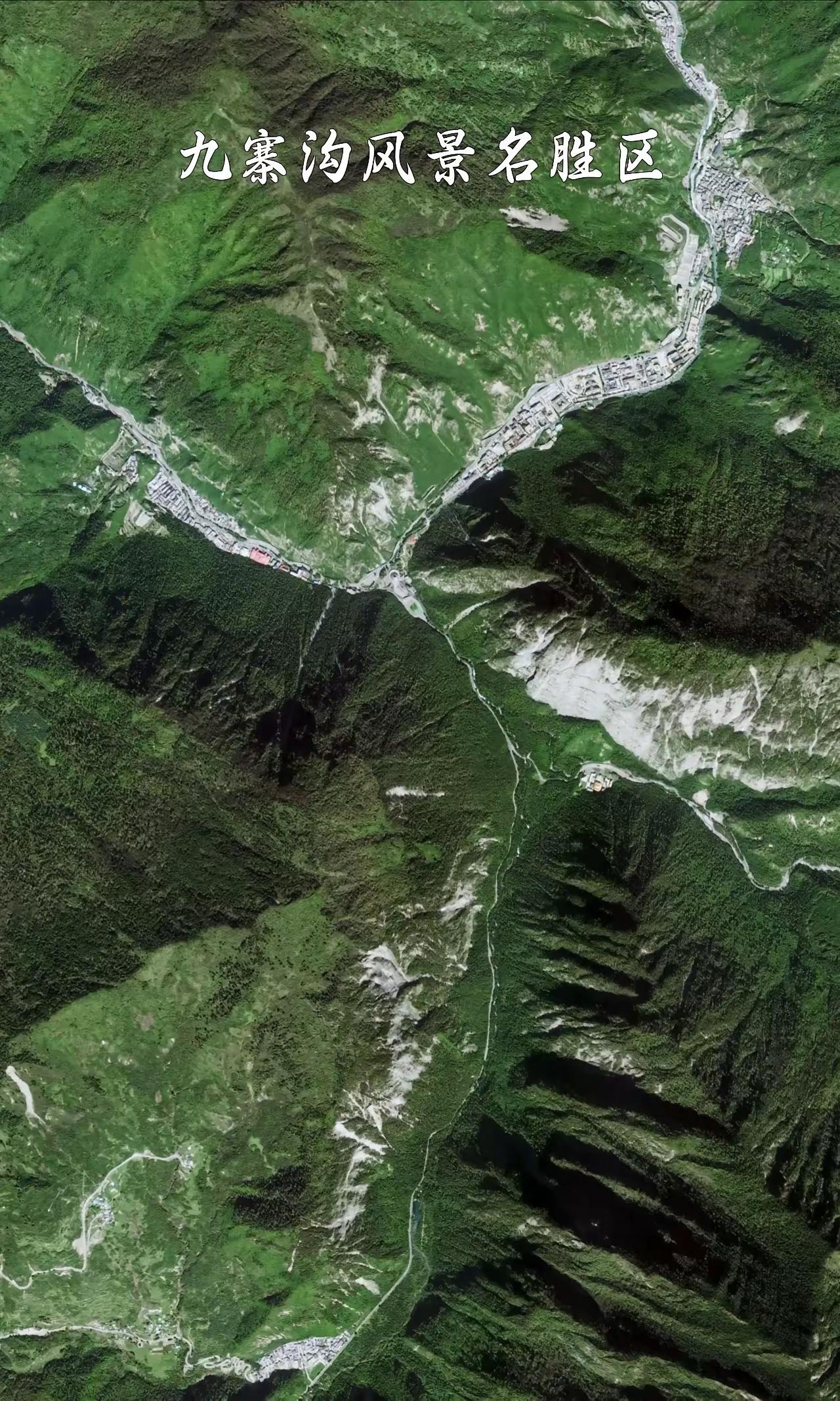 九寨沟，真的是三条沟。九寨沟位于四川省阿坝州，地处青藏高原向四川盆地的过渡地带，