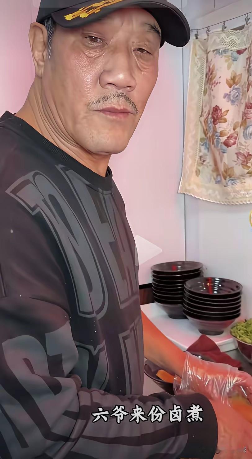 北京最正宗的卤煮火烧，一碗才卖35元，这东西绝对物有所值，记得2024年的时候，