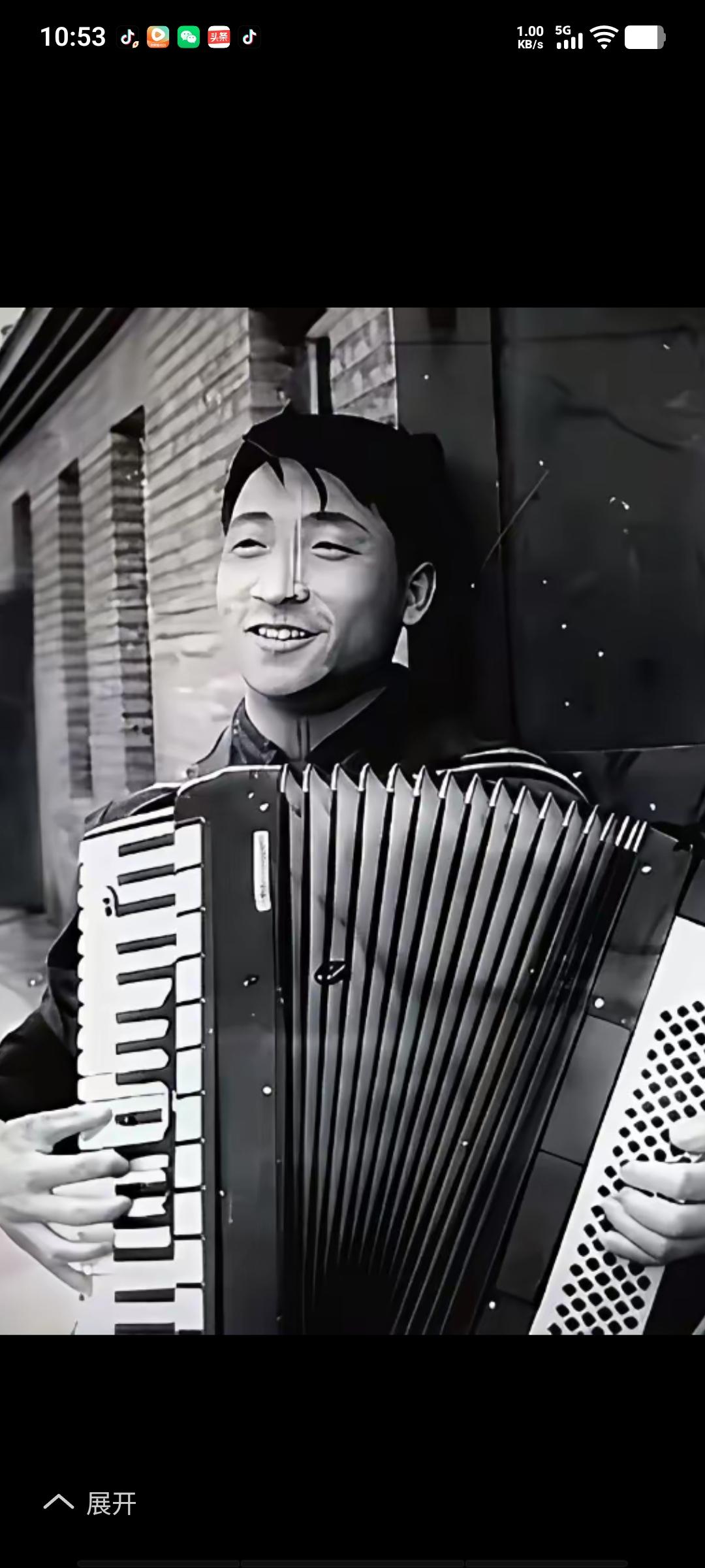 你能认出这位拉手风琴的年轻人是谁吗？这张照片已历经50多个春秋。当年，姜昆中学毕