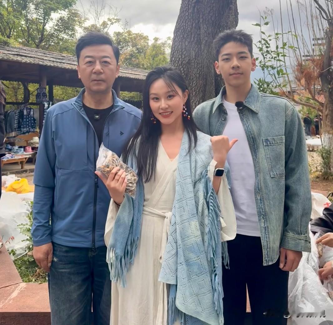 演员郭涛和儿子石头近照！还记得《爸爸去哪儿》郭涛儿子郭子睿（小名石头），如今男