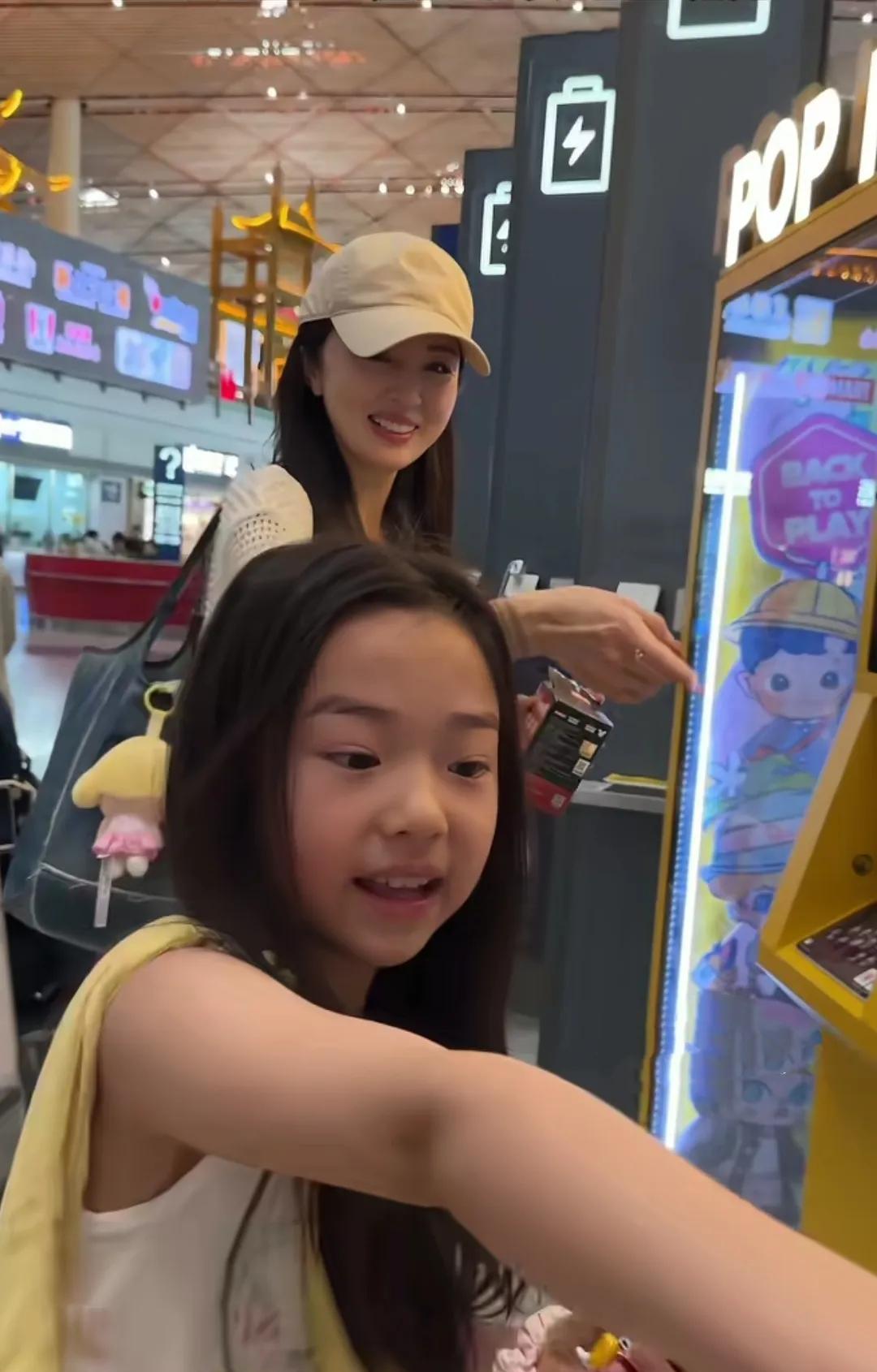 没想到妈妈看着是很内敛恬静的气质，竟然能把娃培养成这这么活泼开朗大方的性格，这个