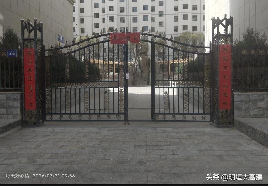 每次路过街道，我都要对周围的小区铺面和大门多看几眼，尤其是大门的造型、设计风格、