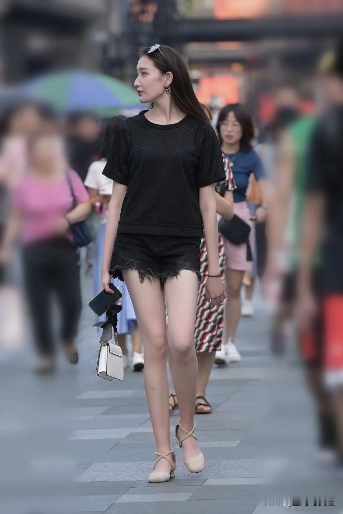 都市街头穿搭指南：黑色短袖+短裤，时尚又舒适！在都市快节奏的生活里，这样一套黑色